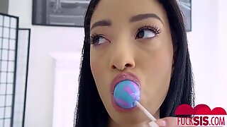 Scarlett Bloom trong Let Her LiM the Wrapper