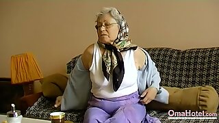 Omahotel Arrapoto nonna giocandola la sua pelosa figa