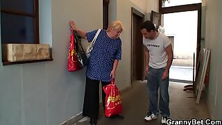 Chico joven ayuda a las antiguas abuelitas