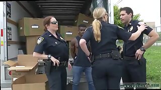 Femme blonde mûre putain de deux suspects noir pris sur une course difficile