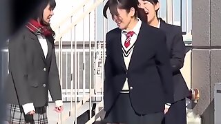 Japán diákok pisilés
