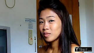 Olizniewające Tajki Dziewczyna pokazuje swoje oszałamiające umiejętności Lodzika