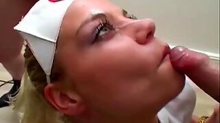 Sexy zjednoczone królestwo blondynki nastolatka przyjmuje nasienie w swoim debiutanckim bukkake