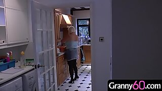Babička príde doma z nákupného dňa a nájde v dome mladého maskovaného votrelca!