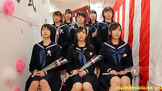 Uczennice Japonki stały się razem i mieli seks Grupowy w szkole.