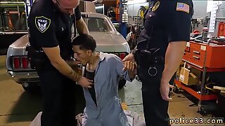 Dreng og betjent bøsse porno video sexet nøgen bliver trængt ind af politi
