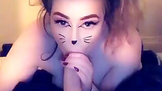 Amelia Skye in Cat Jurk-up Fucks en Deepthroat Grote Pik en Dildo op Snapchat