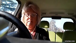 Italiaanse opoe masturbeert in haar auto